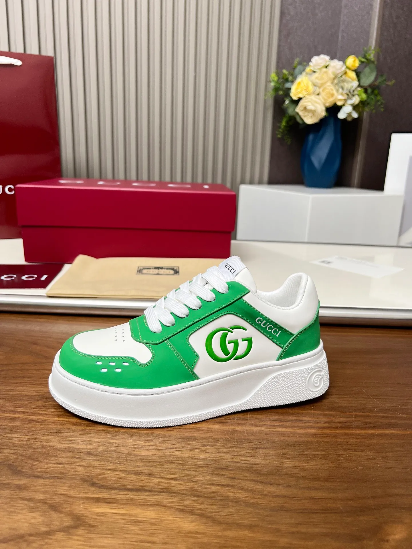 👟👟Ex-factory price 560👟👟Gucci casual sneakers, top version! Oil edge craftsmanship🌸🌸🌸1:1 reproduction. New model for early spring, creating a perfect style💣💣💣street style🔥🔥🔥Cool and stylish C-position fashionable outfit with retro and futuristic feel🌹🌹🌹Classic shoe shape, showing exquisite texture! Open mold to customize high-density outsole. Comes fully packaged. Size: Female 35-46. Fabric: Imported cowhide...men and women